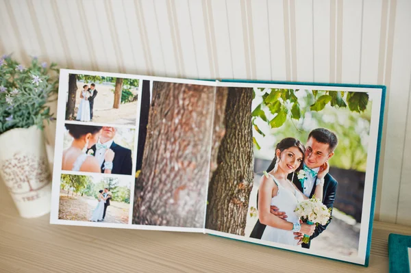 Buka halaman di buku foto pernikahan dan album — Stok Foto