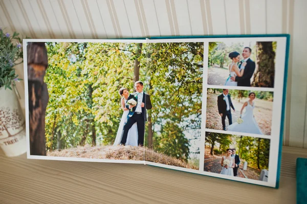 Página aberta no photobook de casamento e álbum — Fotografia de Stock