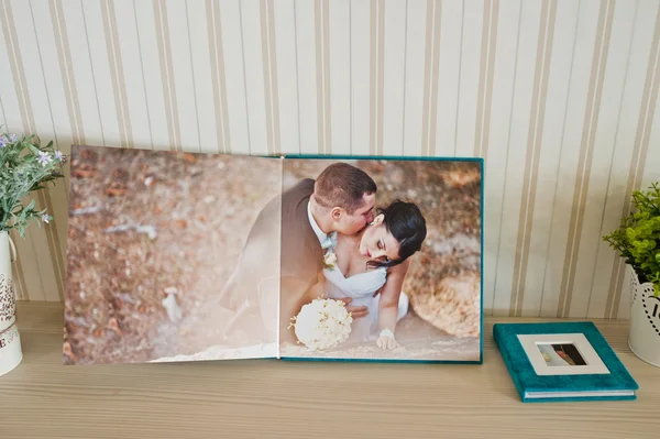 Open page at wedding photobook and album — Stock Photo, Image