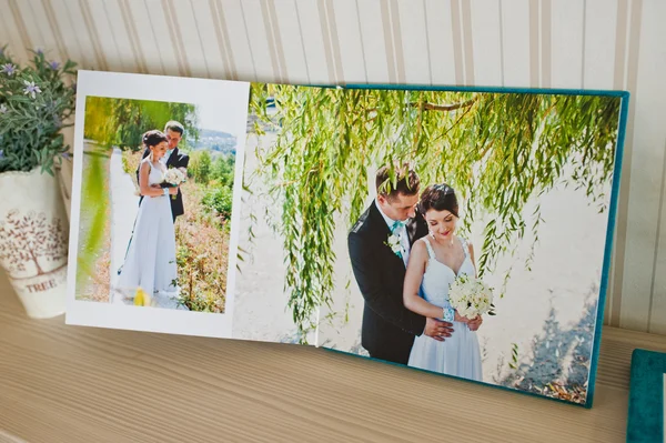 Página aberta no photobook de casamento e álbum — Fotografia de Stock