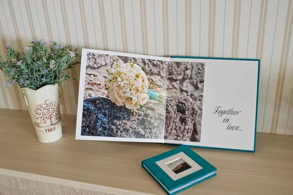 Página abierta en el libro de fotos de boda y álbum — Foto de Stock