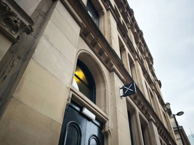 Manchester, İngiltere - 29 Ocak 2026: Mimari SITU Alan oteli tarihi Manchester binasının kemerli bir girişi ve parlak iç aydınlatması yer alıyor.