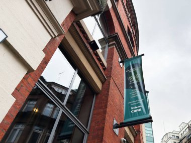 Manchester, İngiltere - 29 Ocak 2026: Manchester 'da bir tuğla ofis binasının dış cephesinde dikey Clarence House pankartı kullanılabilir alanların tanıtımı.