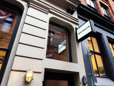 Manchester, İngiltere - 29 Ocak 2026: Manchester 'da Yeni Dalga ramen Japon barı Yeni Dalga tabelası, tuğla cephe ve sıcak iç aydınlatma.