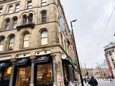 Manchester, İngiltere - 29 Ocak 2026: Manchester Tib Lane caddesi köşesinde Bold Street Coffee mağazaları ve kentsel yaşam.