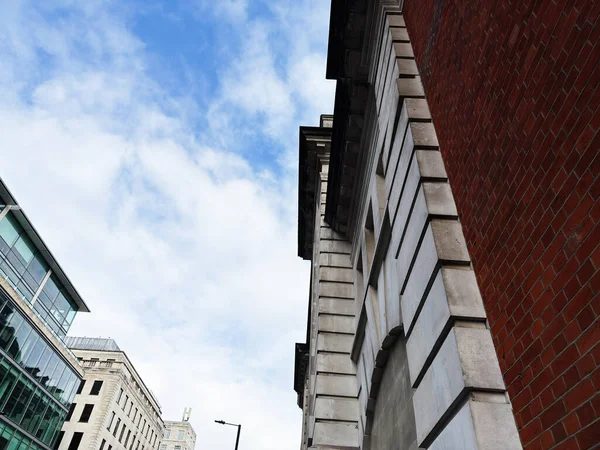 Londra binalarının açılı görüntüsü ve temiz gökyüzü ve şehir manzaralı tuğla cephe.