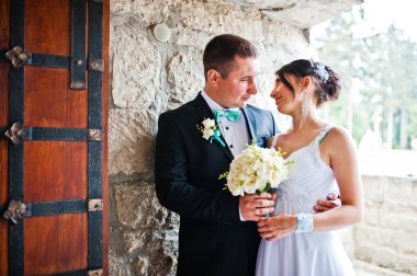 Yeni onların düğün günü eski ahşap gate yakınındaki Çar