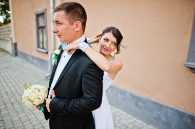 Düğün çift arka plan taş duvar ile pencere eşiği