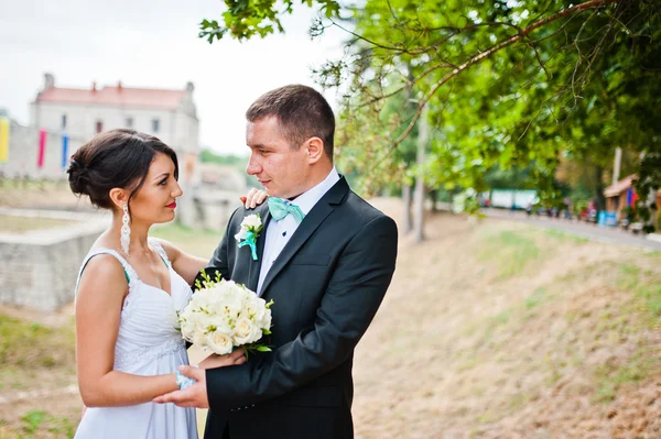 Recém-casados no dia do casamento no parque — Fotografia de Stock