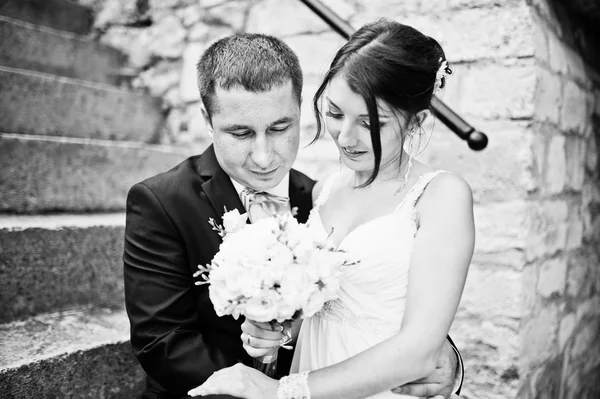 Nyligen gifte i deras bröllopsdag nära gamla trä grind — Stockfoto