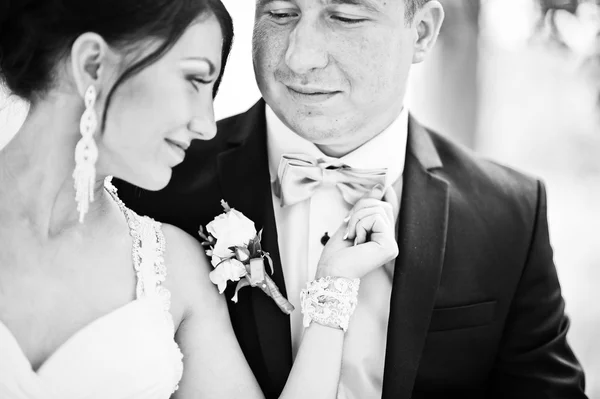 Recién casados en el día de su boda en el parque — Foto de Stock