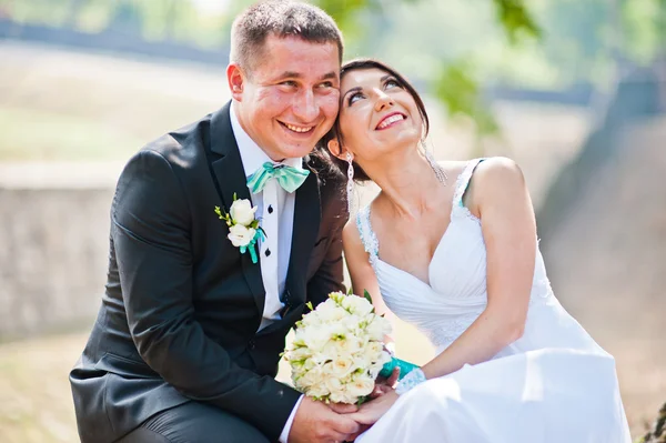 Appena sposati nel giorno del loro matrimonio al parco — Foto Stock