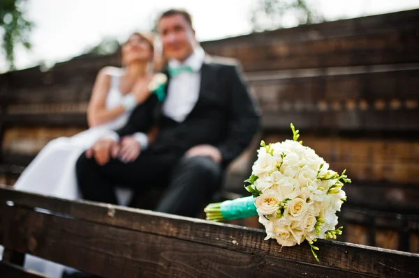 Pareja de boda en escaleras de madera — Foto de Stock