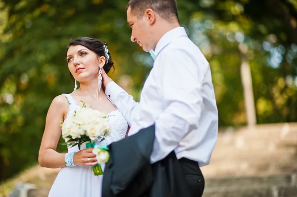 Nyligen gifte i deras bröllopsdag på park — Stockfoto