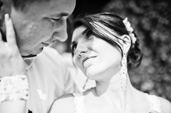 Recién casados en el día de su boda en el parque — Foto de Stock