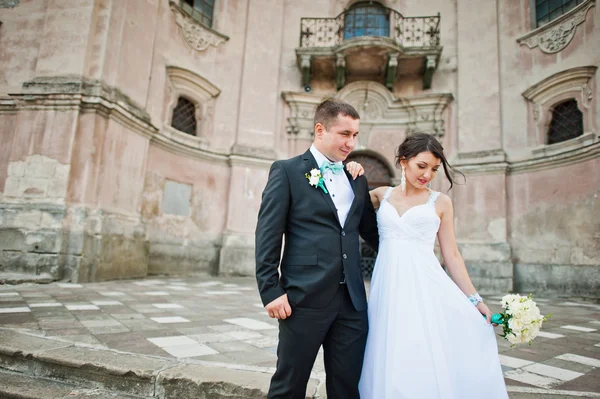 Solo casado pareja fondo viejo iglesia —  Fotos de Stock