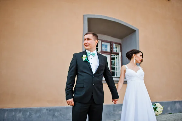 Matrimonio coppia sfondo muro di pietra con finestre — Foto Stock