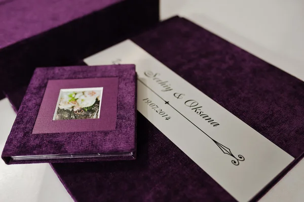 Libro de fotos de terciopelo violeta y álbum — Foto de Stock