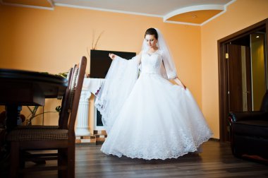 genç esmer gelin hazırlık odasına üzerinde