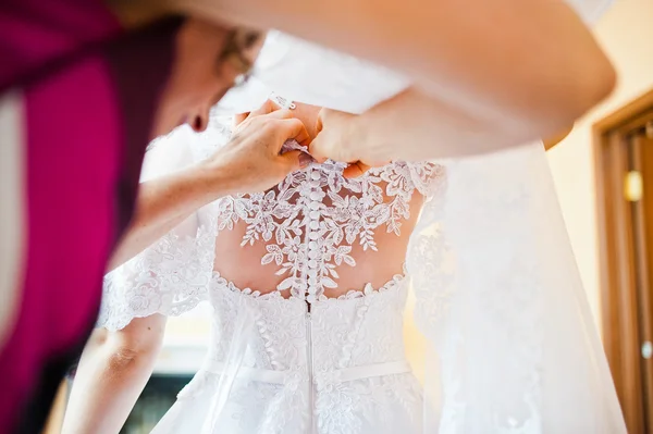 Mamma knappar knappar av bruden klänningen — Stockfoto