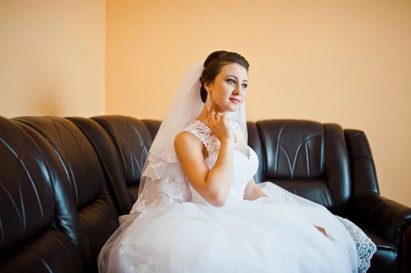 Невеста на кожаном диване — стоковое фото