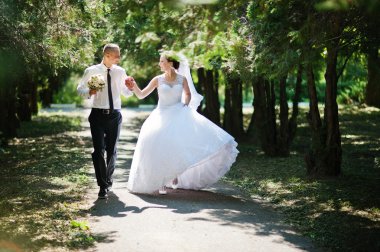 Genç mutlu evlilik çift yeşil park