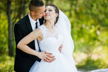 Düğün çift şehir ve nehir üzerinde. uzun ve gelinle