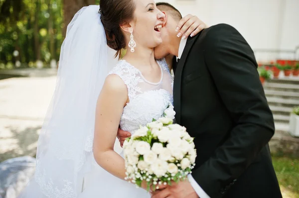 Couple de mariage avec bouquet à portée de main — Photo