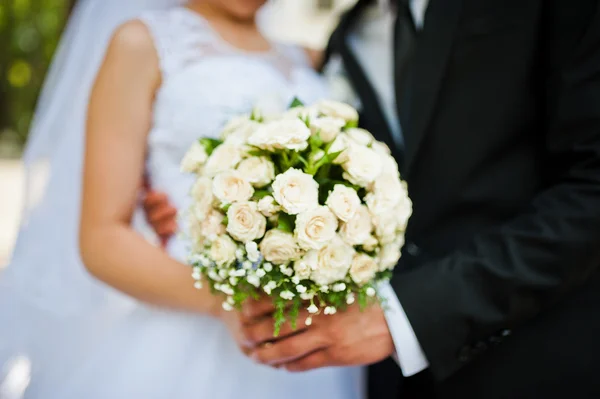 Matrimonio coppia con bouquet a portata di mano — Foto Stock