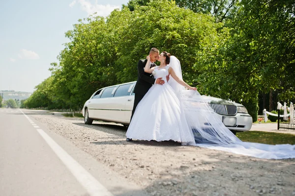 Bröllop par bakgrund limousine — Stockfoto