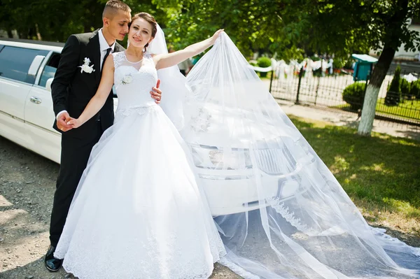 Matrimonio coppia sfondo limousine — Foto Stock