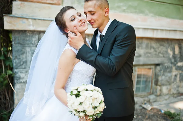 Portrait rapproché du marié tenant la main sur le visage mariée — Photo