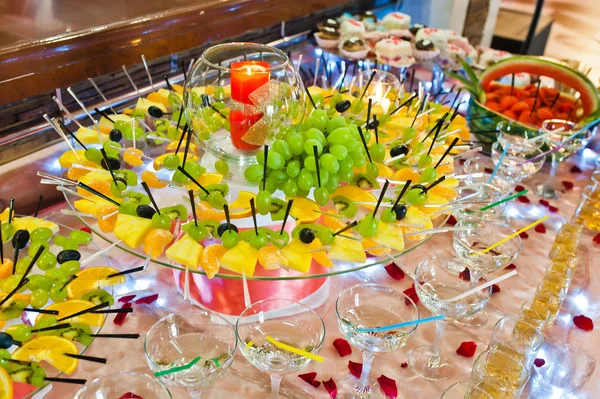 Wedding reception of fruits cake and drinks — Stock Photo, Image