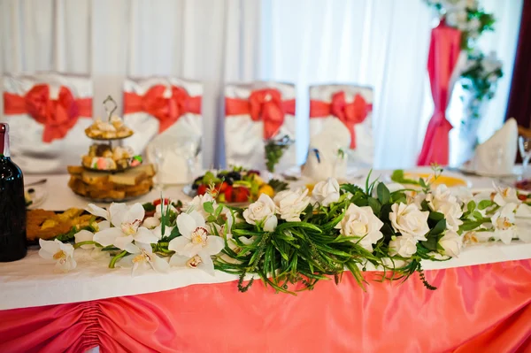 有花和椅子的婚桌 — 图库照片