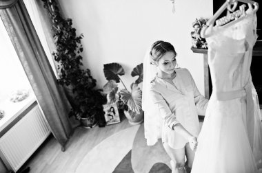 Genç sevimli gelin elbisesini Salonu'nda ile