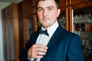 Damat Düğün gününde onun takım elbise giymek