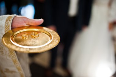 Alyans discus eldeki rahip üzerinde