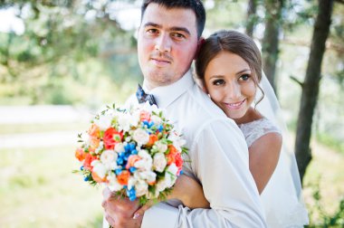 çam ormanda aşk ve evlilik çift