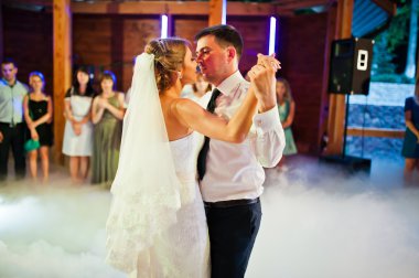 İlk düğün dansı yoğun duman üzerinde şaşırtıcı