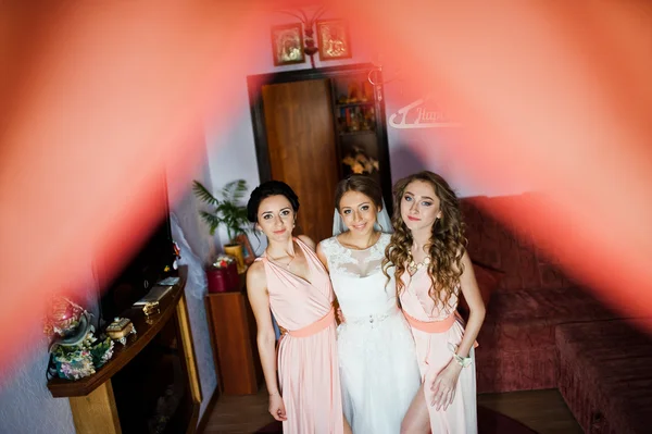 Novia y damas de honor en el día de la boda de la mañana —  Fotos de Stock