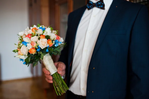 Bij de hand boeket van bruidegom bruiloft — Stockfoto