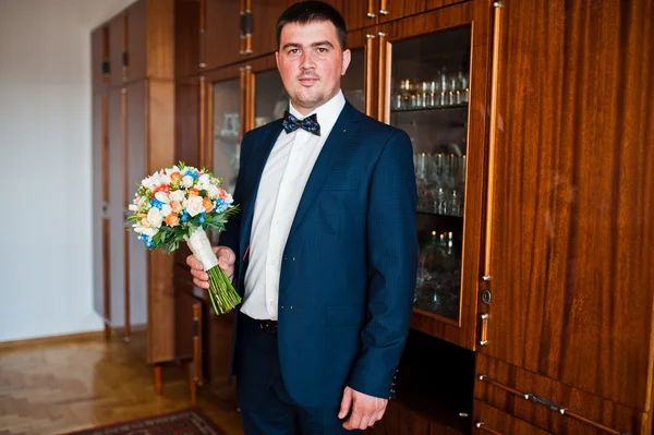 Bouquet de mariage à portée de main du marié — Photo