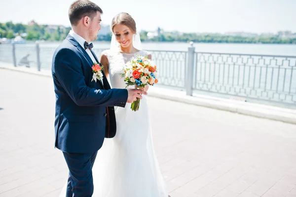 Walking newlyweds on alley of  lake — Stock Photo, Image