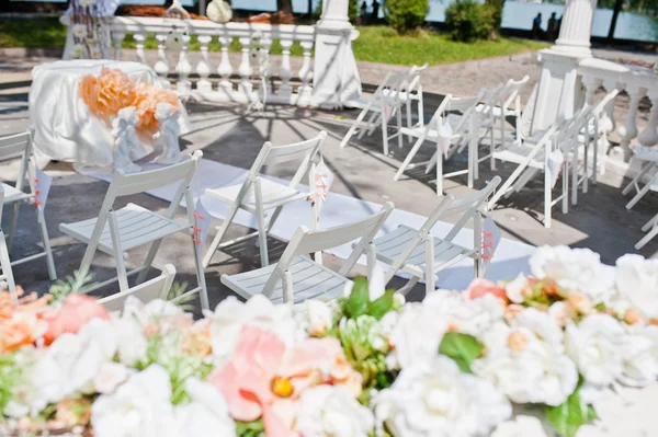 Arco de boda con sillas y muchas flores y decoración — Foto de Stock