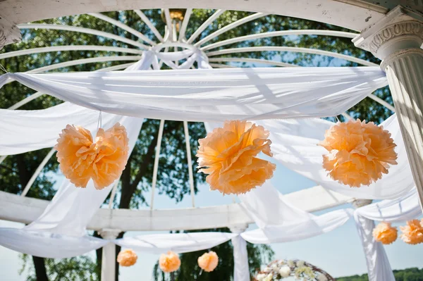 Arco de boda con sillas y muchas flores y decoración — Foto de Stock