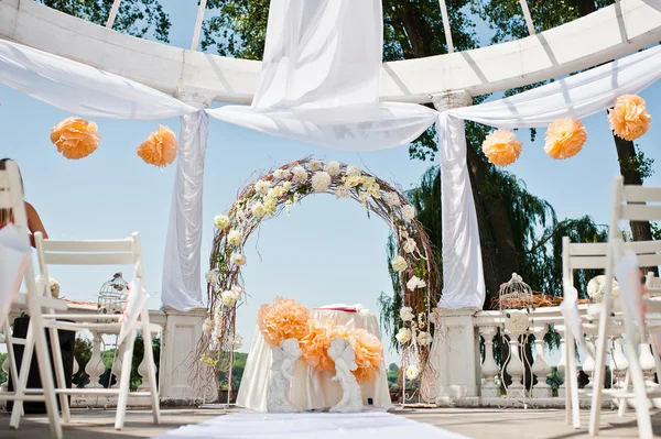 Arco de boda con sillas y muchas flores y decoración — Foto de Stock