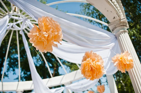 Arco de casamento com cadeiras e muitas flores e decoração — Fotografia de Stock