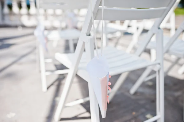 Huwelijksboog met stoelen en vele bloemen en decor — Stockfoto