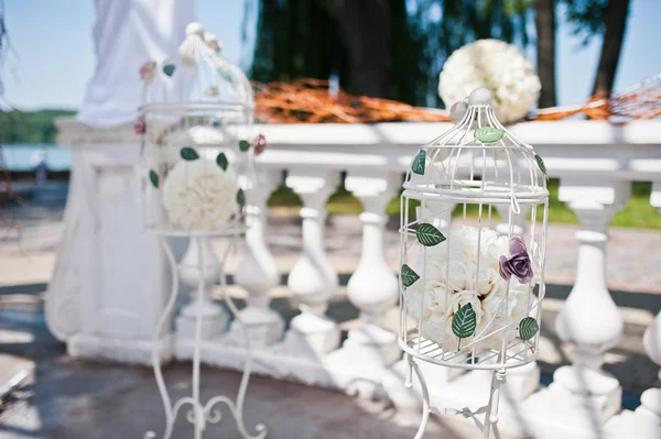 Arco de casamento com cadeiras e muitas flores e decoração — Fotografia de Stock