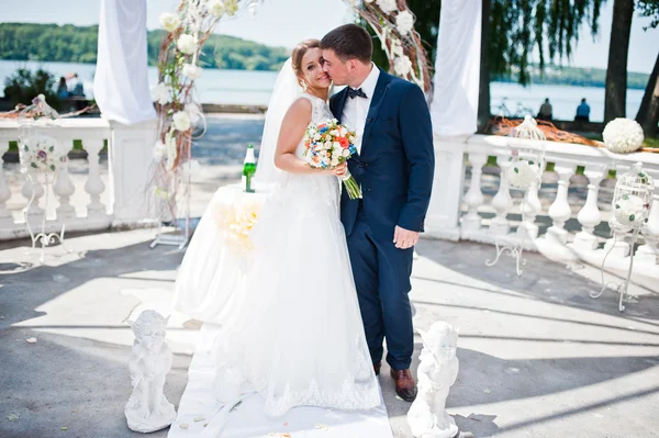 Heureux couple de mariage à la mode sur la cérémonie de mariage de registra — Photo